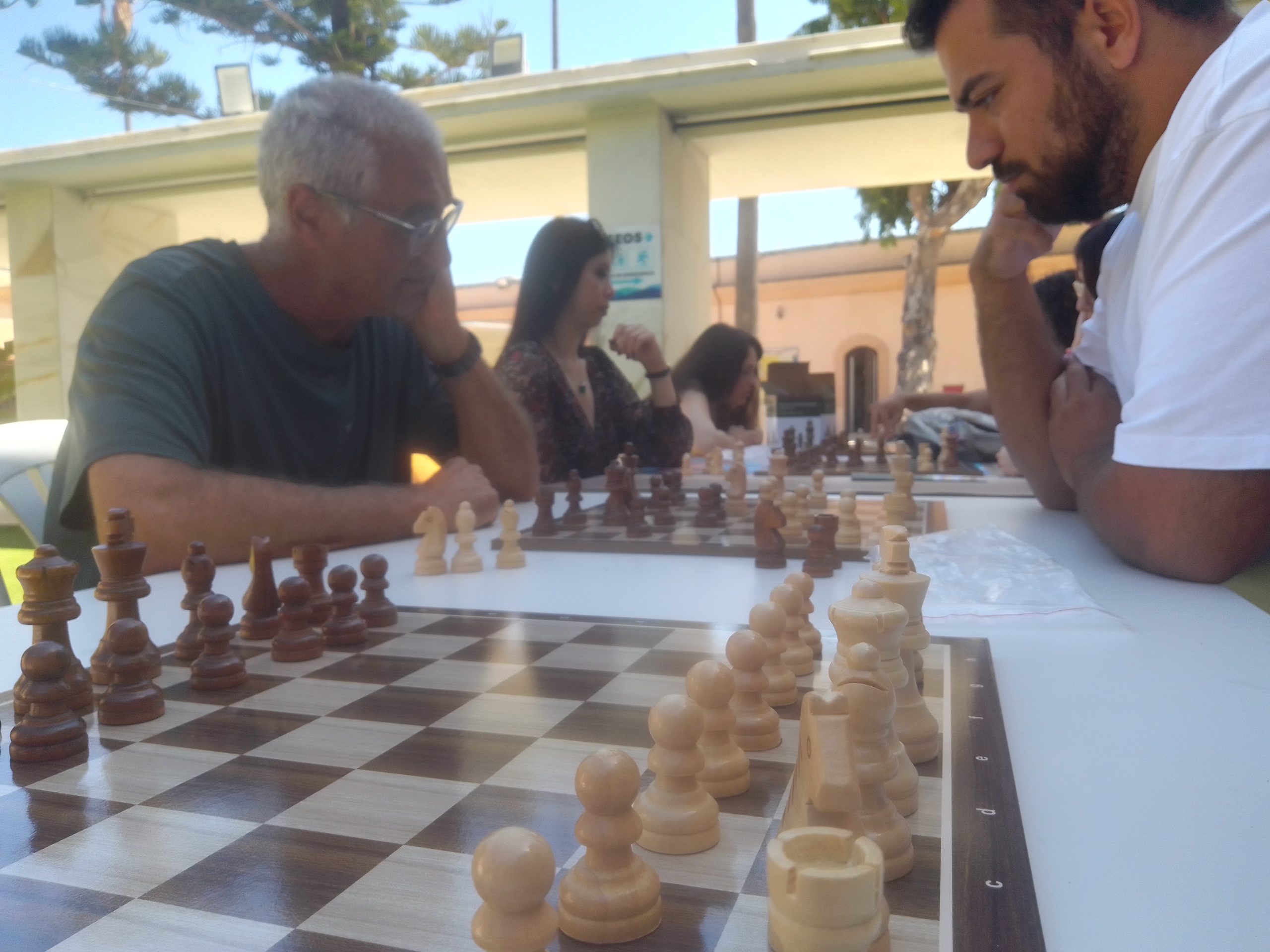 El Club de Ajedrez de la Facultad de Filosofía y Letras de la UCA participa en la 41.ª Feria del Libro de Cádiz
